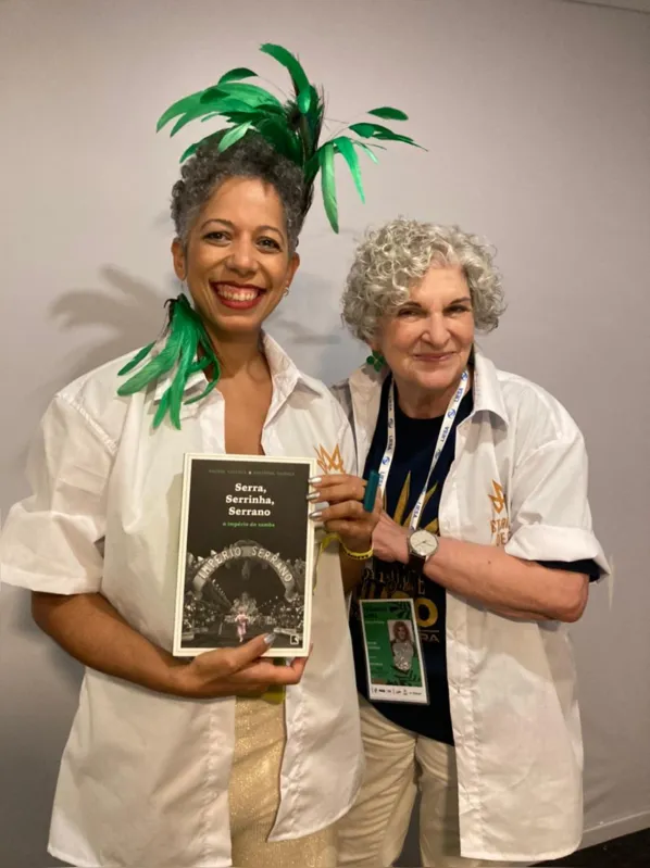 Juliana Barbosa exibe o livro "Serra, Serrinha, Serrano: O império do samba: O império do samba", que narra a história do Império Serrana, com o qual foi presenteada