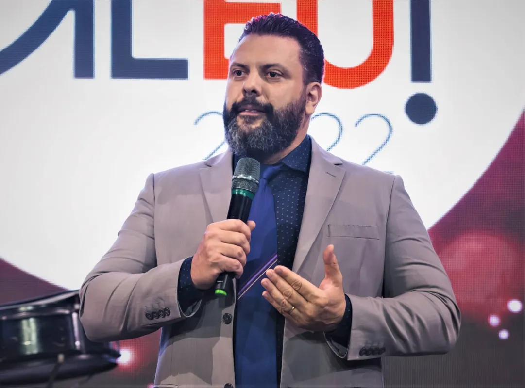 O coach Ricardo França apresentando o evento