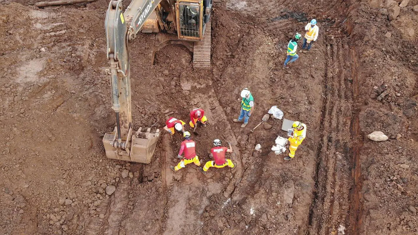 Três anos e três meses depois da tragédia, os bombeiros atuam na região atingida pela lama da mineradora no esquema chamado híbrido