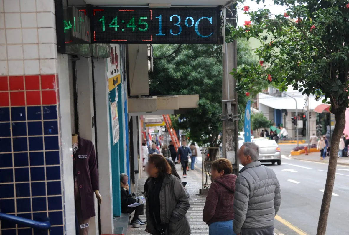 Chegada do frio movimenta comércio de roupas de inverno e de aquecedores.