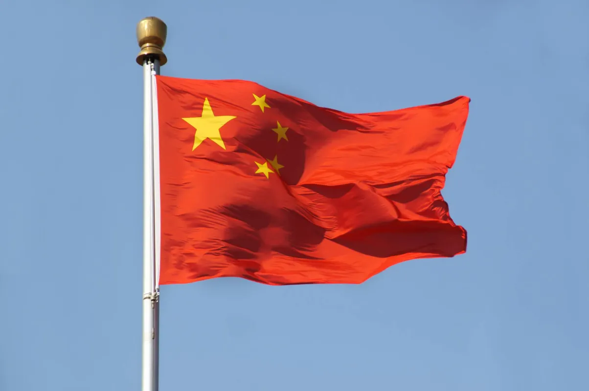 O acordo terceiriza a segurança no arquipélago e coloca as forças de segurança chinesas à disposição do governo salomonense para proteger a infraestrutura do país

Em março, uma versão preliminar do tratado vazou para a imprensa e provocou uma série de críticas pois contemplava a possibilidade de deslocamentos militares chineses na região de influência australiana