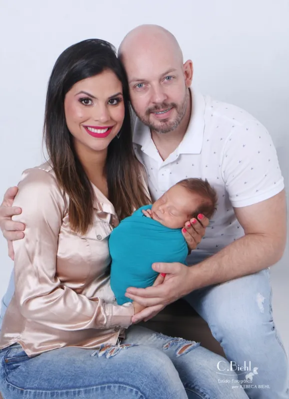 "Foi uma gestação perfeita e o Nicolas está super bem, saudável”, comemora Carem dos Santos Neves Rosa, ao lado do marido Geferson Machamnn