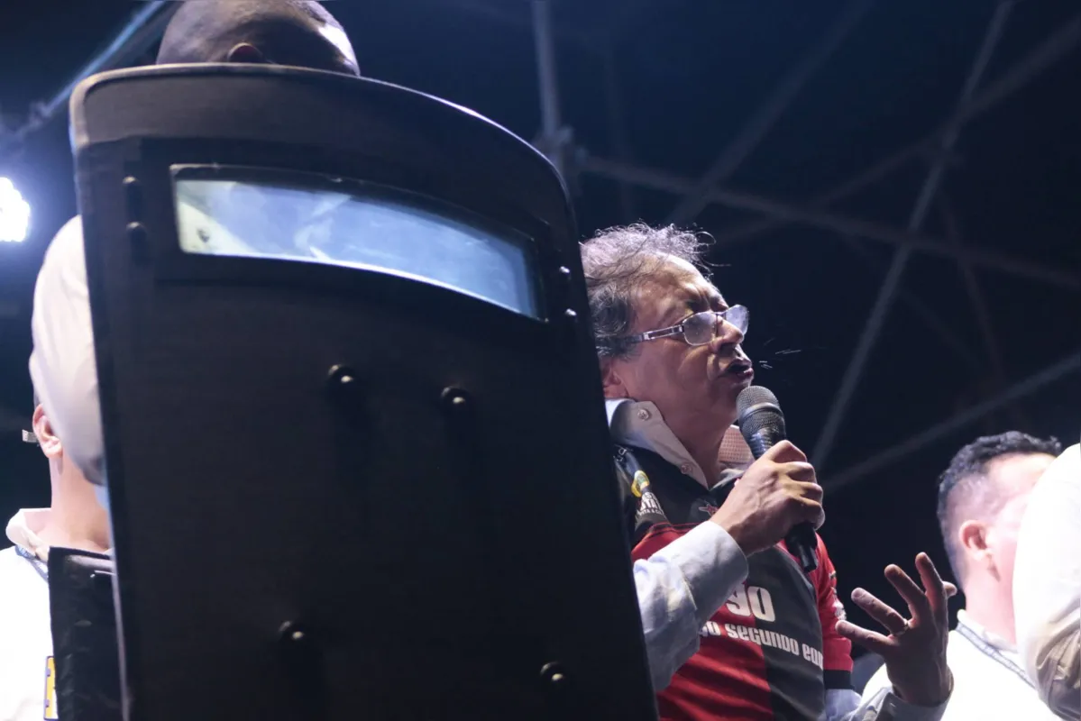 Schneyder Mendoza/AFP/5-5-2022 

A chegada de Petro ao poder seria uma imensa transformação no país, acostumado a uma certa rotatividade de um grupo pequeno de famílias de elite