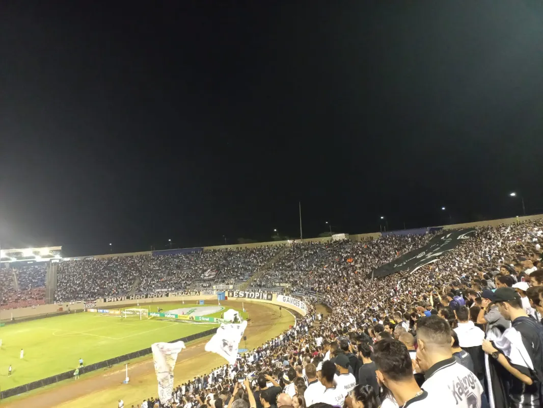 Imagem ilustrativa da imagem Com Café lotado, Corinthians só empata com a Lusa carioca