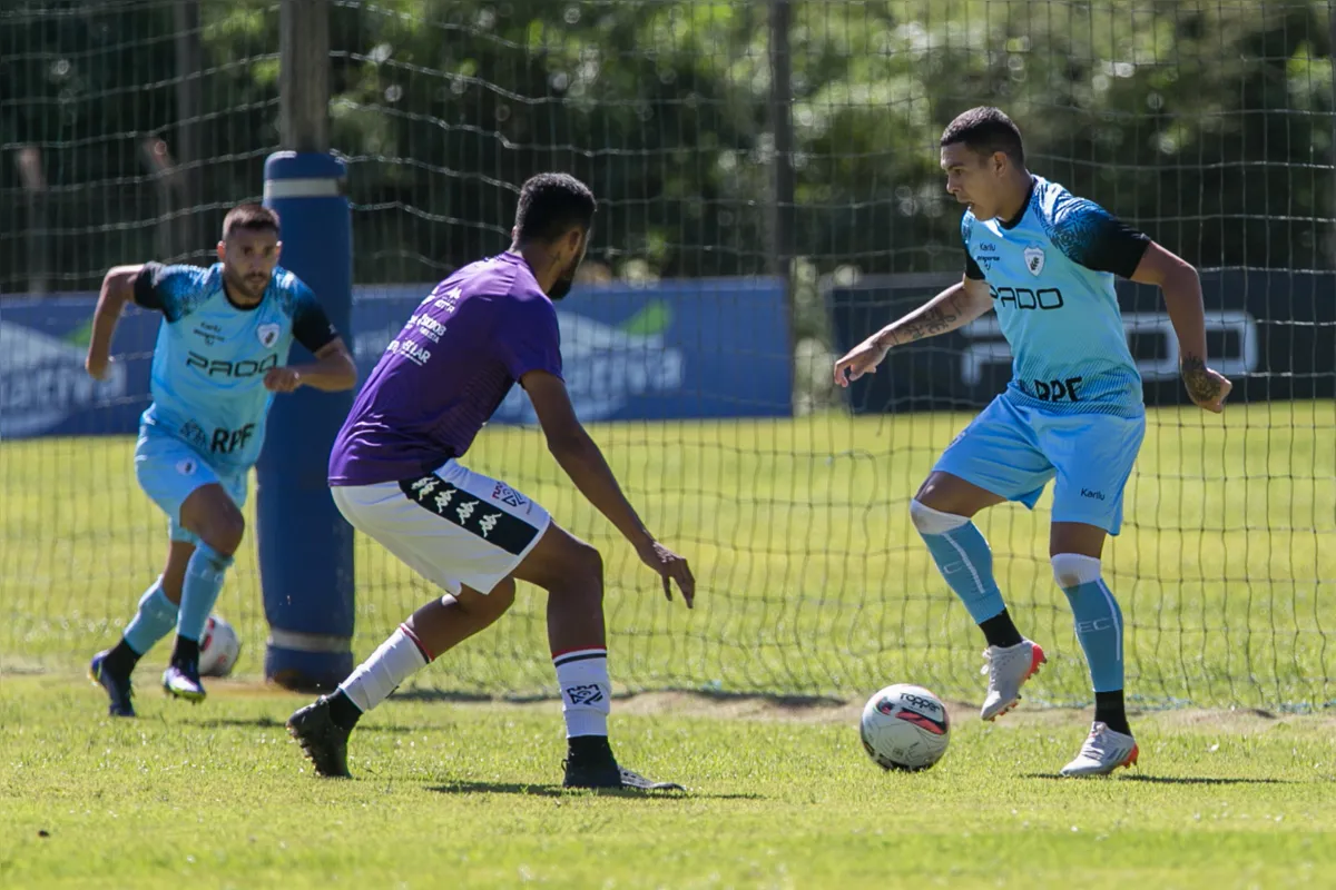 Recuperado de lesão, Mossoró voltou a jogar em Criciúma e aumenta as opções de Adilson Batista para quinta-feira