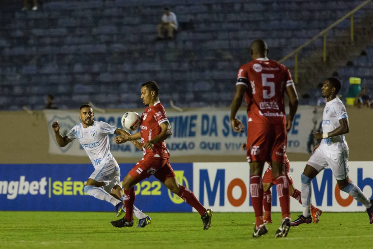 LONDRINA, PR, 29.04.2022 - Londrina Esporte Clube, Vila Nova - Londrina Esporte Clube enfrenta o Vila Nova, no EstÃ¡dio do CafÃ©, em Londrina, em partida vÃ¡lida pela 5Âª rodada do Campeonato Brasileiro da SÃ©rie B 2022. - (Foto: Ricardo Chicarelli/FramePhoto/Folhapress)