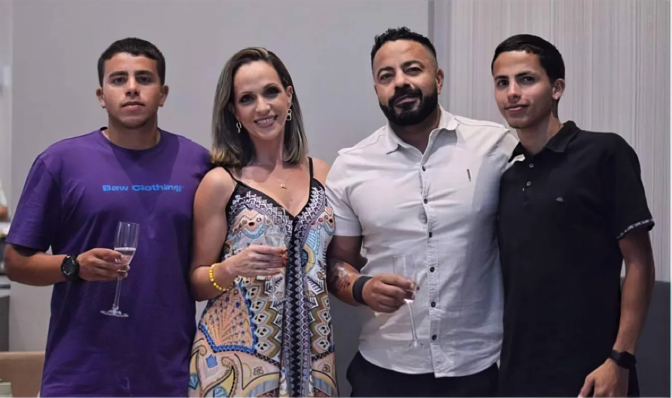 Camila Araújo com o marido Fábio e os filhos Eduardo e Fernando