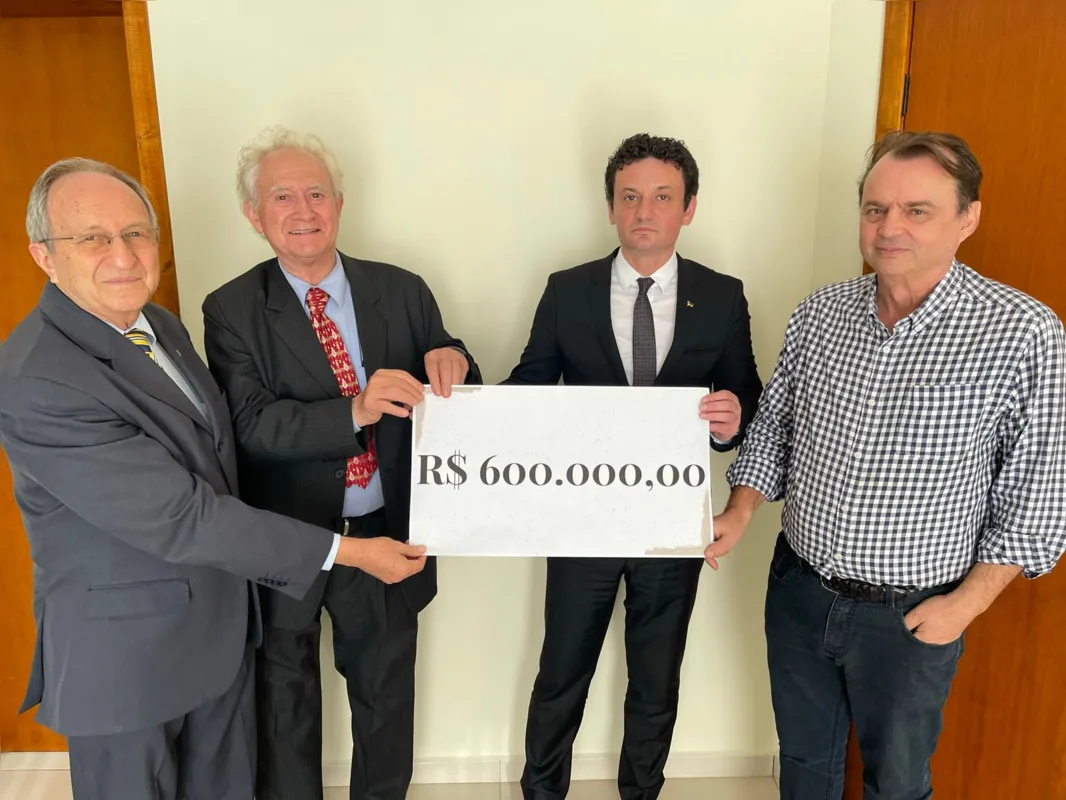 (da dir. para esq.) O Cônsul Honorário da Ucrânia em Curitiba, Mariano Czaikowski, o presidente da Representação Central Ucraniano Brasileira, Vitório Sorotiuk, o Encarregado de Negócios Anatoliy Tkach, que responde atualmente pela Embaixada da Ucrânia no Brasil, e o coordenador do Comitê Humanitas Brasil-Ucrânia, Vitor Hugo Burko.