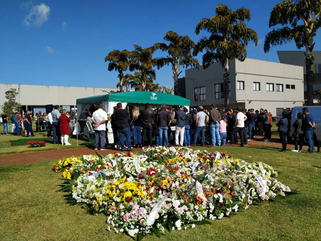 Imagem ilustrativa da imagem Corpo do cantor Aleksandro é sepultado em Londrina