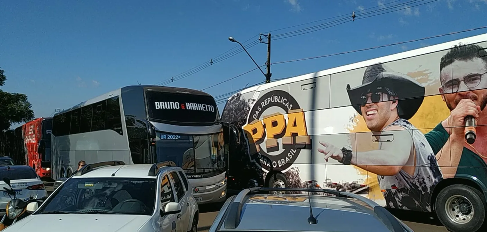 Imagem ilustrativa da imagem Corpo do cantor Aleksandro é sepultado em Londrina