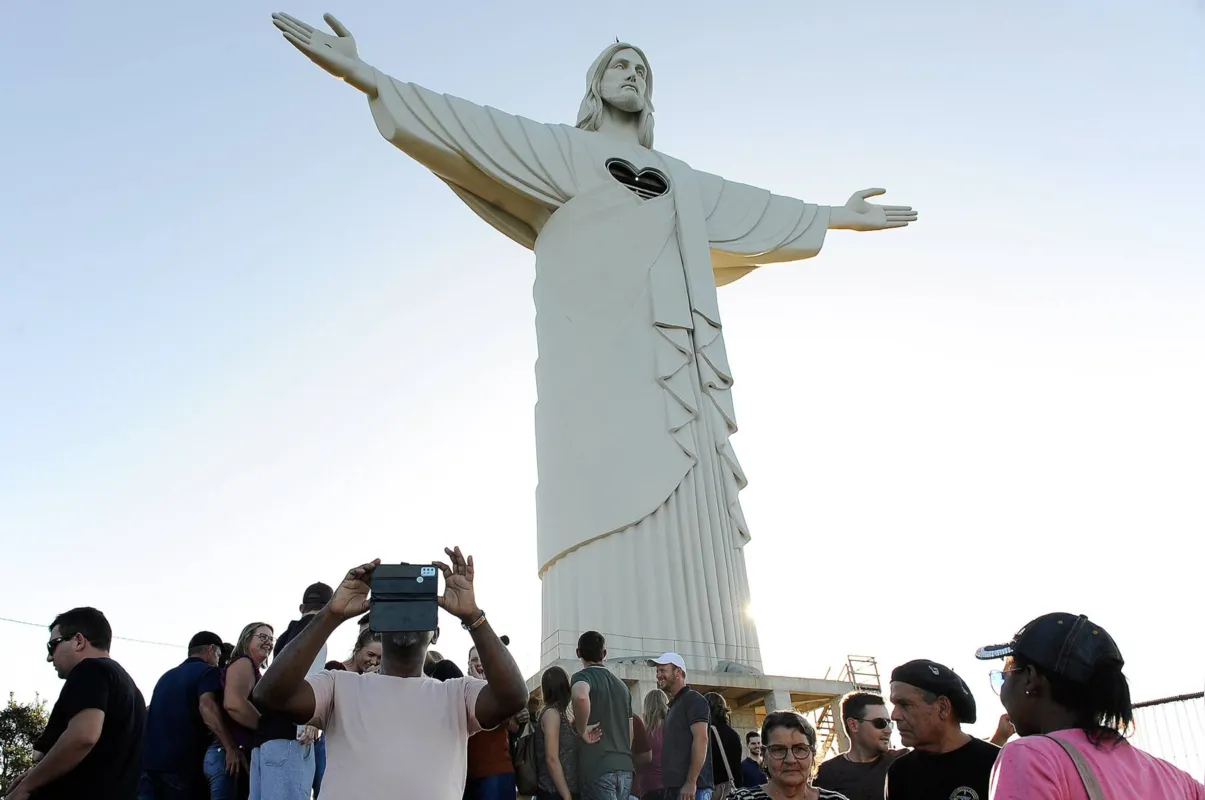O principal diferencial do Cristo Protetor é um coração vazado e envidraçado no peito da estátua, a 33 metros de altura