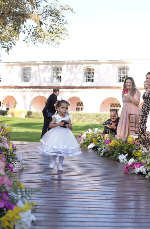 Cecília Sant’Anna, filha do casal, de 1 ano e 8 meses, foi a daminha