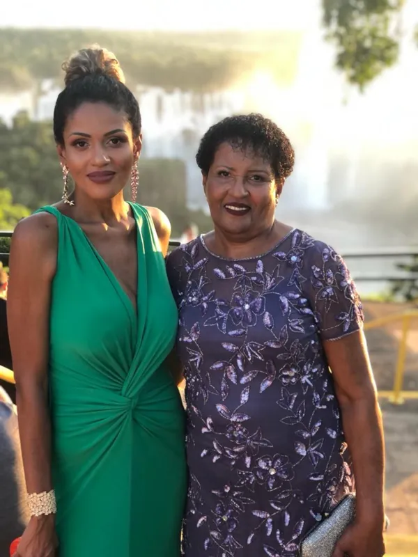 Aline e Perpétua Sant’Anna, respectivamente irmã e mãe do noivo