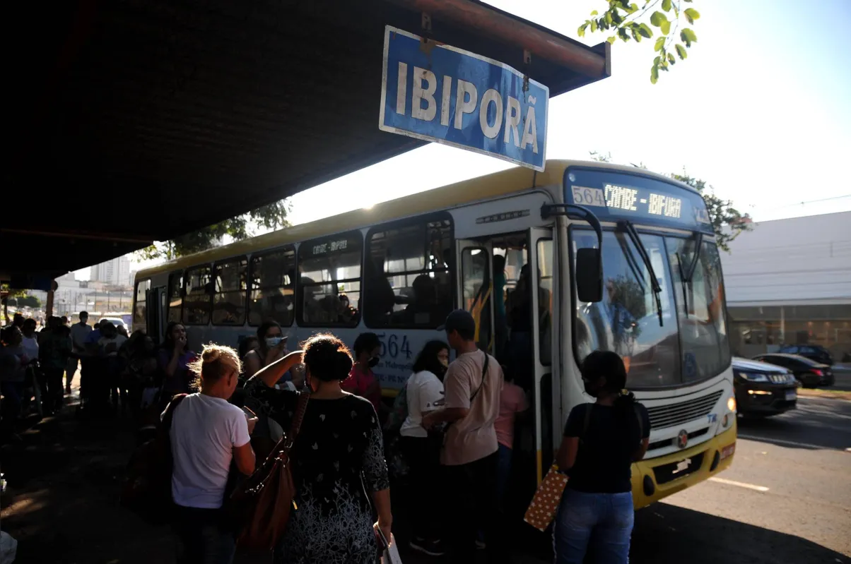 linhas metropolitanas de onibus - fotos: gustavo carneiro - folha de londrina - 14/04/22