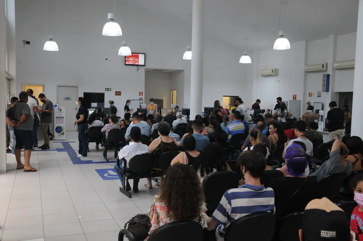 Imagem ilustrativa da imagem Eleitores fazem fila para tirar título e regularizar situação com a Justiça