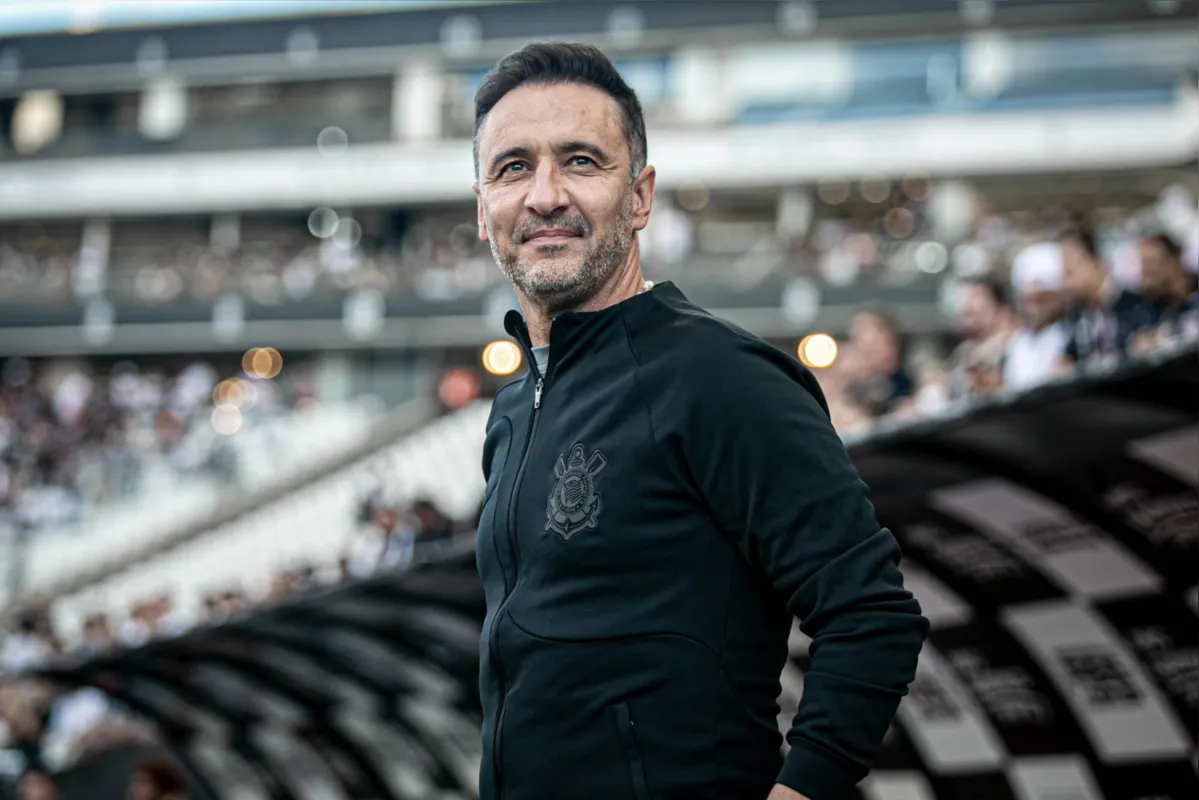 Vitor Pereira comemora a boa fase no Corinthians com a liderança na Libertadores e no Brasileiro