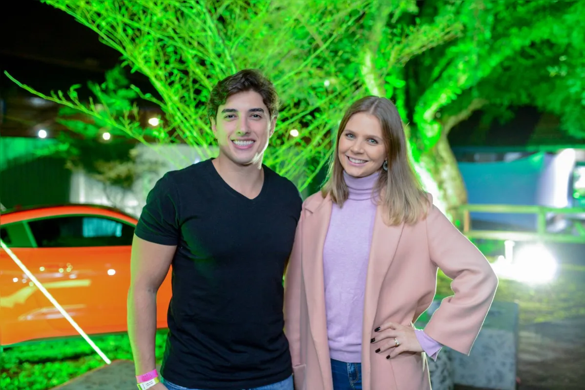 Luiz Renato Hauly e a esposa, a empresária Mariana Gonzaga, em giro pelo Parque Ney Braga