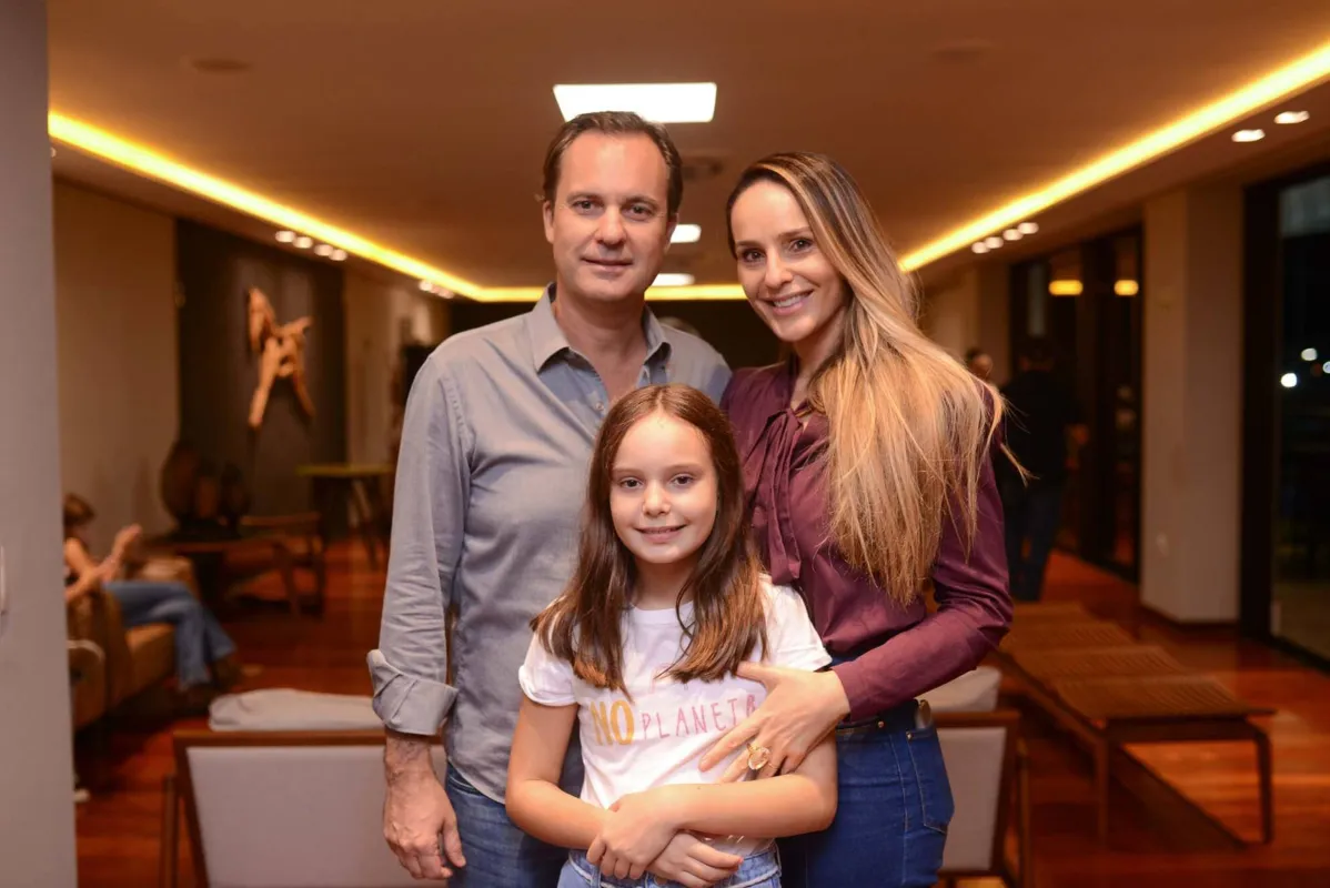 Alexandre Turquino e a esposa, Luly Barbero, mais a filha, Helena, no lounge da Sociedade Rural do Paraná