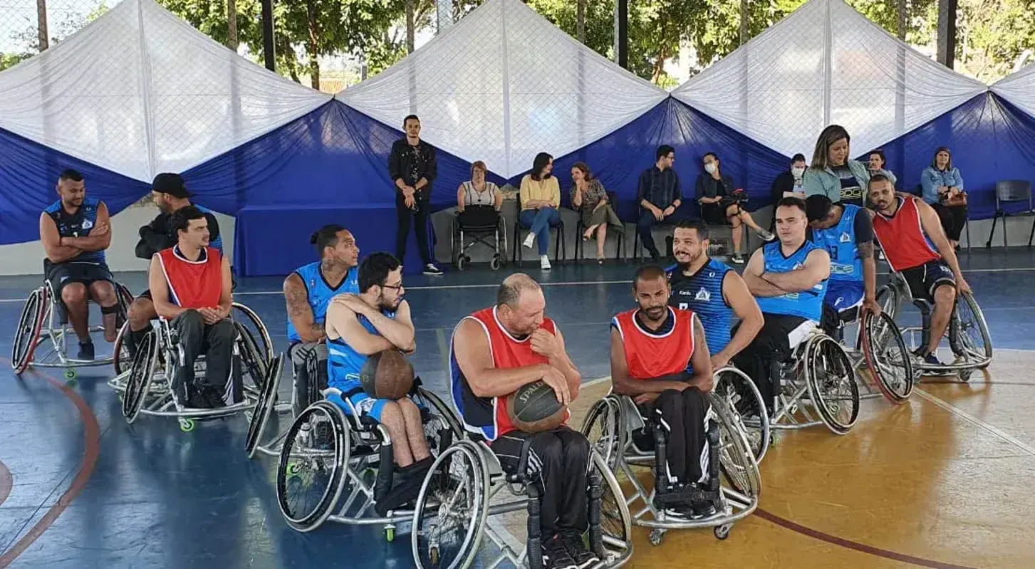 Imagem ilustrativa da imagem Equipe paradesportiva de basquete se apresenta em escola de Londrina