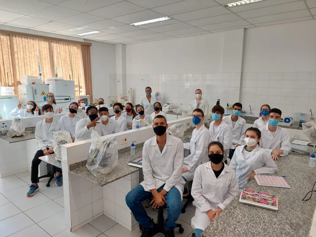A londrinense está no 2° ano do curso técnico em Biotecnologia no IFPR e faz parte do projeto de extensão DesmistIFica