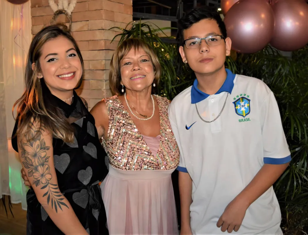A aniversariante com os sobrinhos Jade Helena Rosa e Diogo Mascarenhas Pacheco