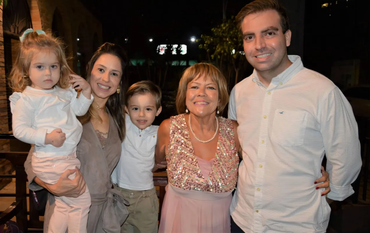 A anfitriã com a família Lazarini: Paulo Vitor Lazarini, a esposa Graziele Iba Lazarini e os filhos