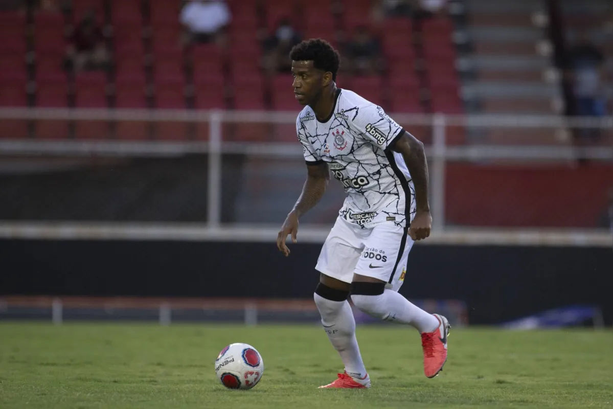 Após desfalcar o time diante do Boca, o zagueiro Gil retorna neste domingo contra o Fortaleza
