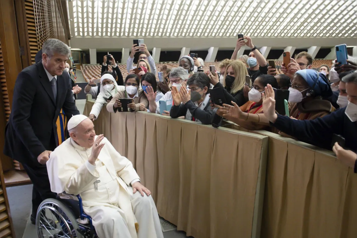 Com problema no joelho, o pontífice de 85 anos precisou de ajuda para participar de audiência com grupo de freiras no Vaticano