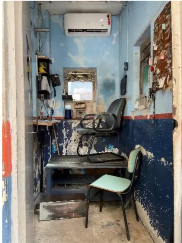 Na cabine da entrada, paredes cheias de infiltração