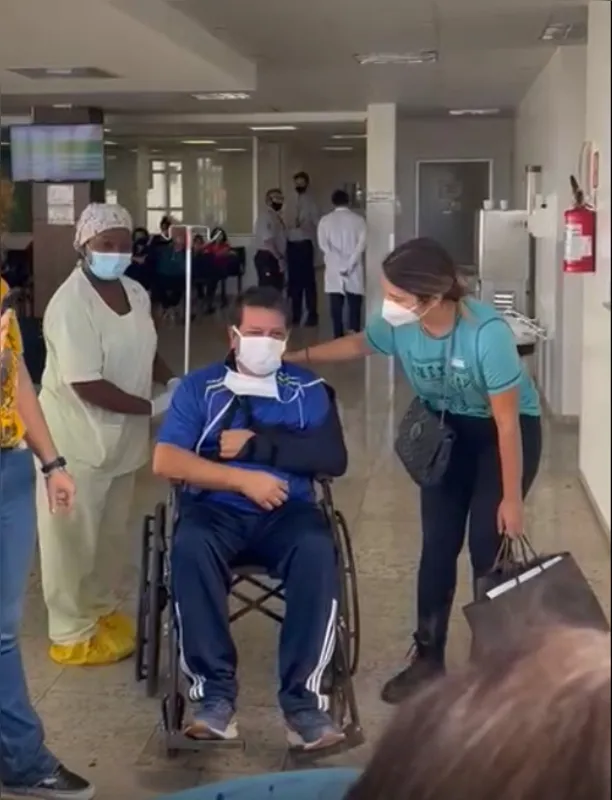 No hospital, Alberto Araújo passou 20 dias intubado e sedado; agora se recupera em casa