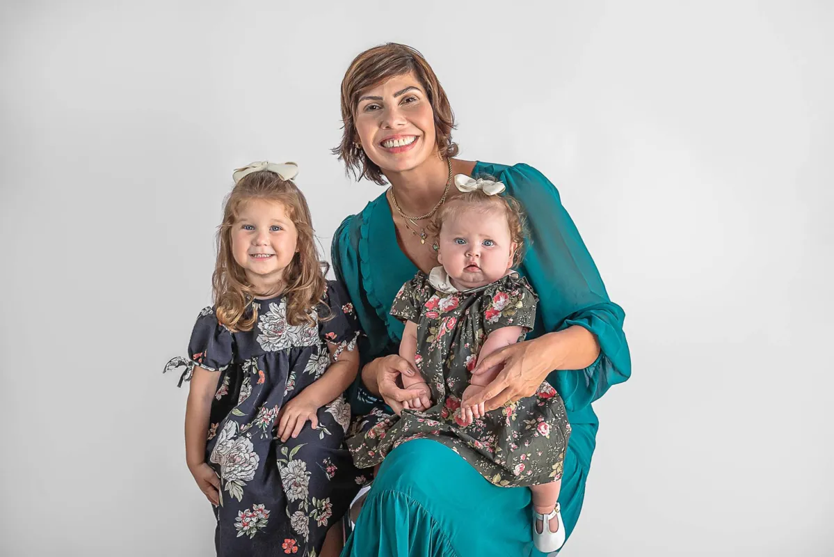 Kelly teve suas duas filhas, Maria Victória e Helena, com ajuda de barriga de aluguel em clínica ucraniana