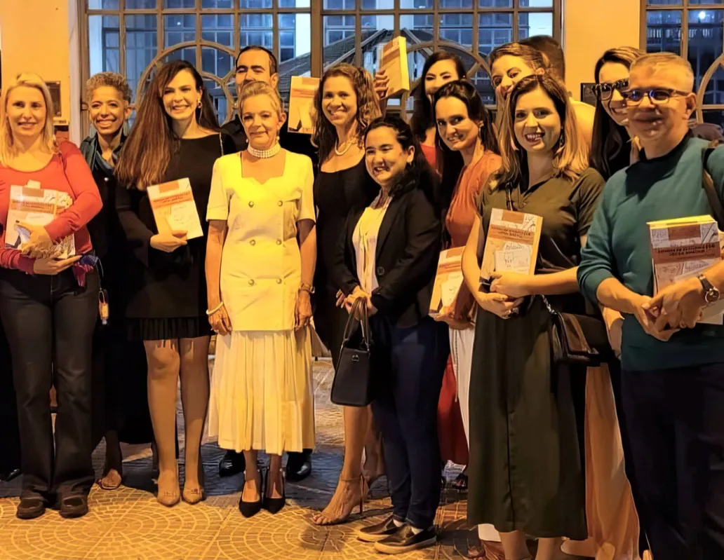 A homenageada com as organizadoras do livro, alunos e orientandos do PPGEL/UEL