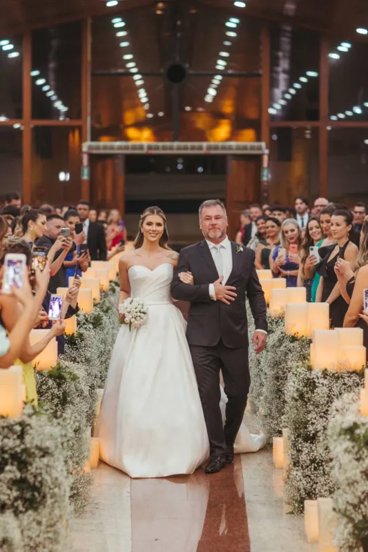 A entrada da noiva com o pai, Amadeu Ernica Junior
