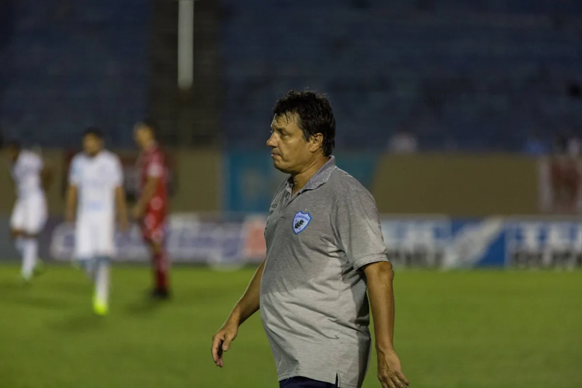 Em oito jogos no comando do Londrina, Adilson Batista acumula duas vitórias, dois empates e quatro derrotas