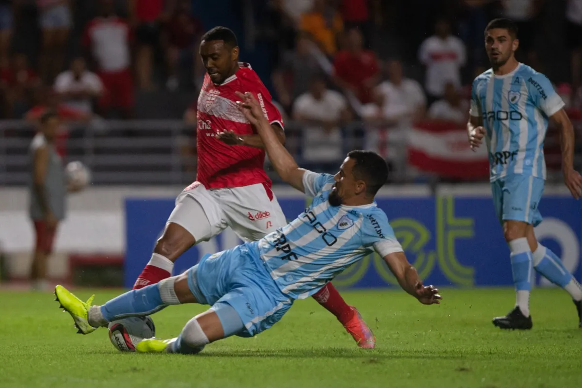 MACEIÃ, AL, 18.05.2022 Â FUTEBOL-SÃRIE B: Partida entre CRB e Londrina, vÃ¡lida pela 8Âª rodada do Campeonato Brasileiro SÃ©rie B 2022, realizada no estÃ¡dio Rei PelÃ©, em MaceiÃ³, no estado de Alagoas, na noite desta quarta-feira. (Foto: Francisco Cedrim/Agif/Folhapress)