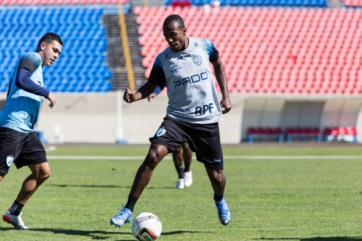 Recuperado de uma lesão na panturrilha, Samuel Santos voltou aos treinos e estará em campo no sábado