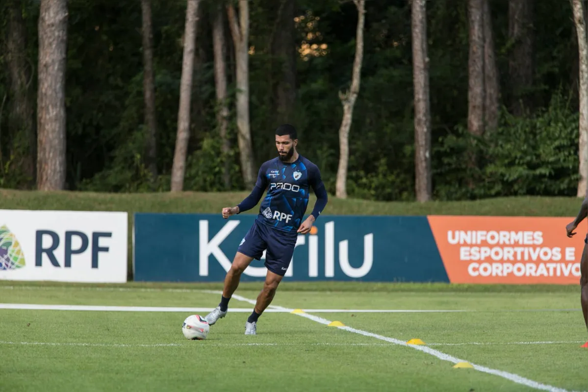 Zé Pedro fez 17 jogos no LEC, mas perdeu espaço com a chegada de Adilson Batista para a série B