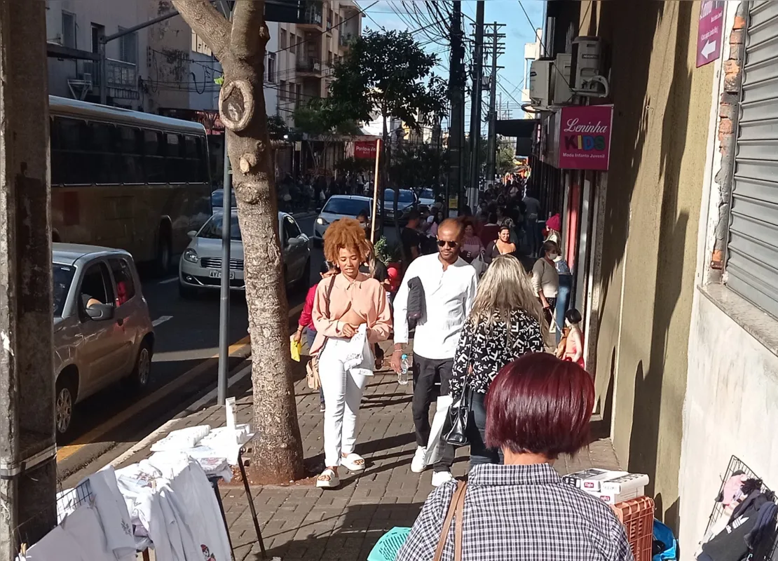 A rua Sergipe ficou repleta de pessoas em busca de presentes para as mães.