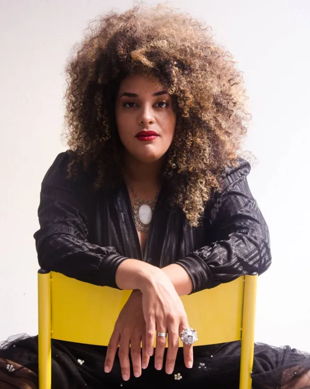 Resgatando as tradições da oralidade brasileira, a poeta  Luna Vitrolira falará sobre sua arte de unir poesia e música no combate ao racismo