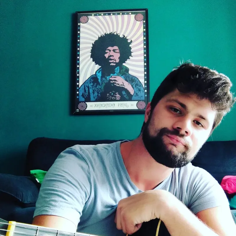 Danilo Neiva, também conhecido como palhaço Galalau, é ator e escritor