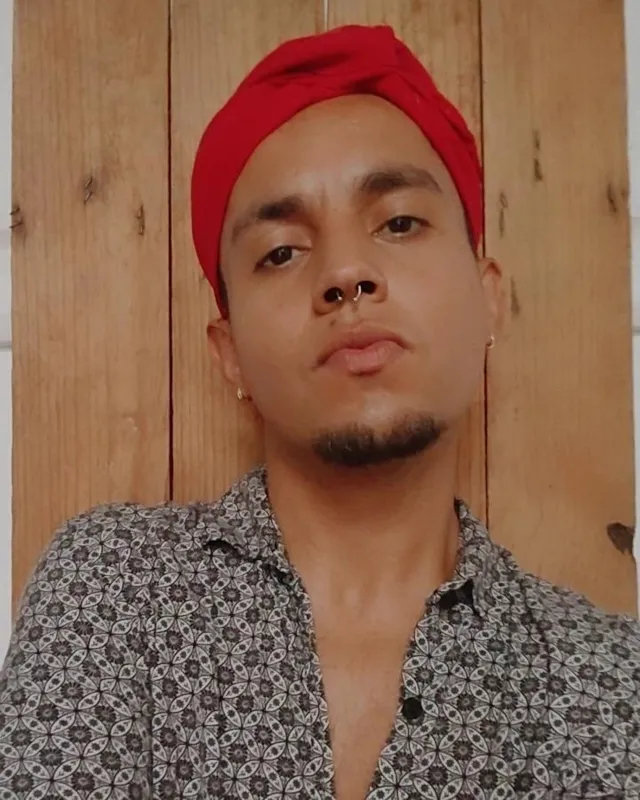 Luan Valero é formado pela Escola Municipal de Teatro de Londrina/Funcart e desde 2009 integra o Núcleo Ás de Paus, para o qual escreveu "A Pereira da Tia Miséria"