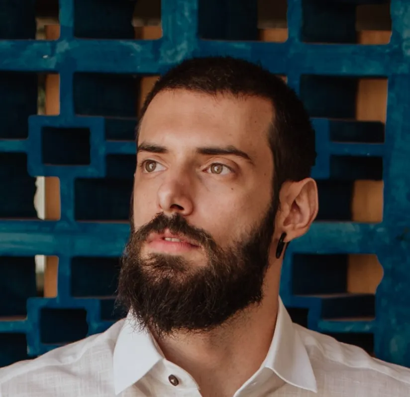 Lucas Turino é ator e palhaço na companhia de teatro e circo “Os Palhaços de Rua”, de Londrina