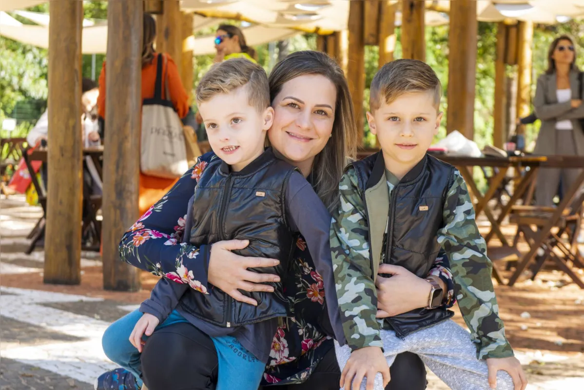 Marcilene Munhoz e seus filhos, Leonardo e Enzo