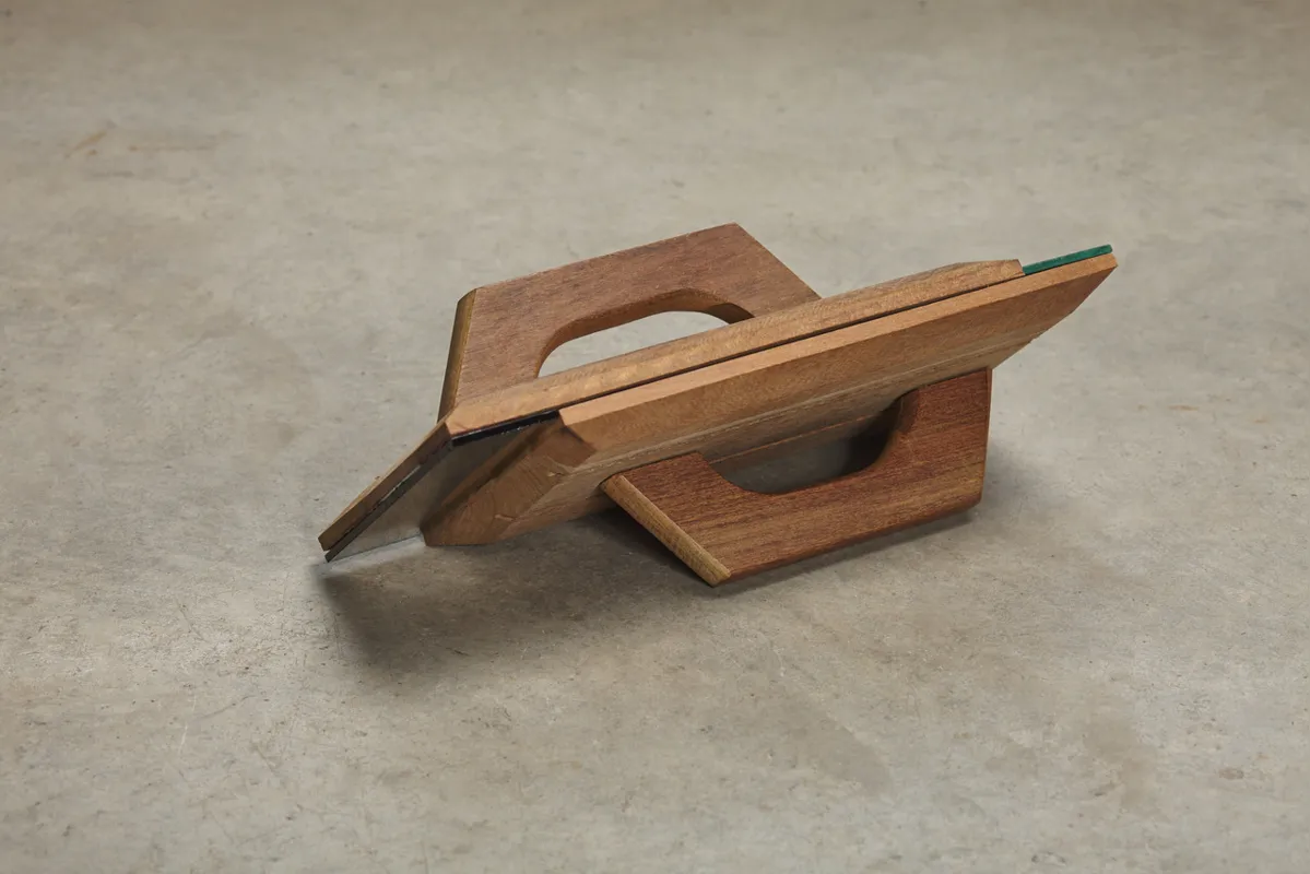 O artista baiano Mano Penalva utiliza a dualidade de significados por meio de obras feitas em materiais e utensílios presentes na vida cotidiana