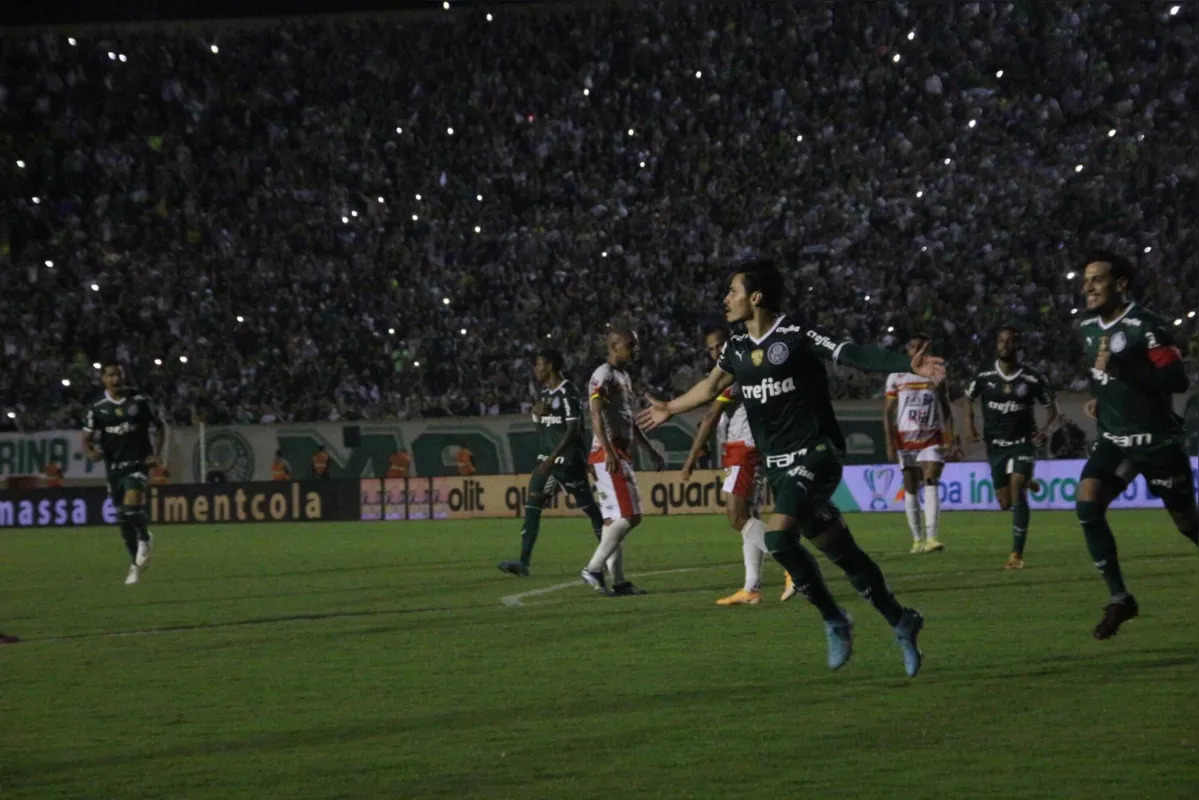 LONDRINA,PR,11.05.2022:PALMEIRAS-JUAZEIRENSE-COPA-BRASIL - Lance durante partida entre Palmeiras e Juazeirense, vÃ¡lido pela Copa do Brasil, realizado na cidade de Londrina, PR, nesta quarta feira, 11. (Foto: Filipe Barbosa/Futura Press/Folhapress)