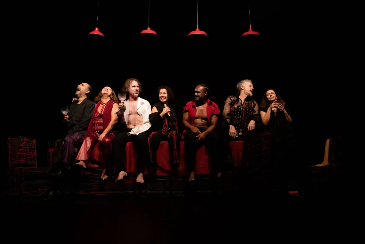 “Olhos nos Olhos” narra o drama de antigos amigos de uma companhia teatral que não se veem há muito tempo e são convidados a um encontro definitivo, no qual uma notícia incontornável será revelada