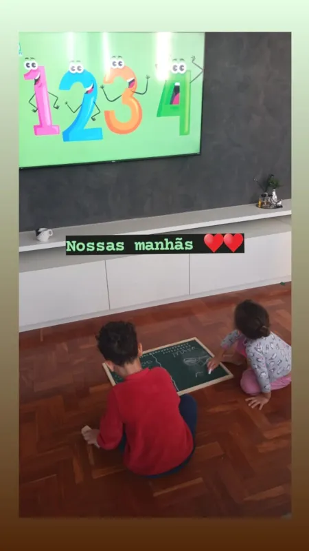 Benício, 4 anos  e Maya, 2, filhos de Andréa Albuquerque: "lousa com giz para estimular motricidade e equilibrar uso de eletrônicos