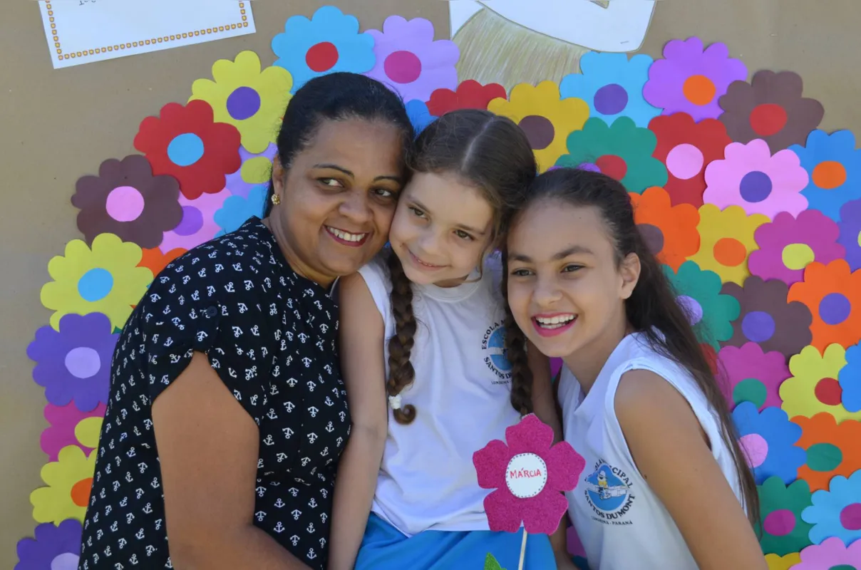 Marcia Guadanhane e as filhas Heloisa e Beatriz: a presença das mães é valorizada na escola Santos Dumont