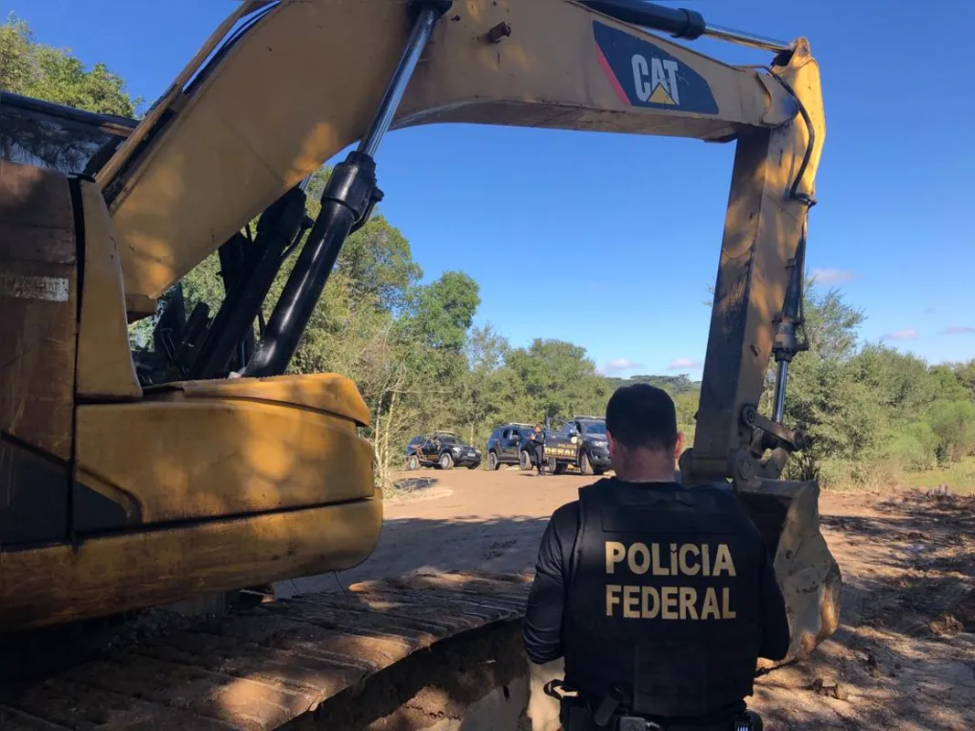 Trinta e quatro policiais federais cumpriram sete mandados de busca e apreensão em São José dos Pinhais, Fazenda Rio Grande, Curitiba e Araucária.