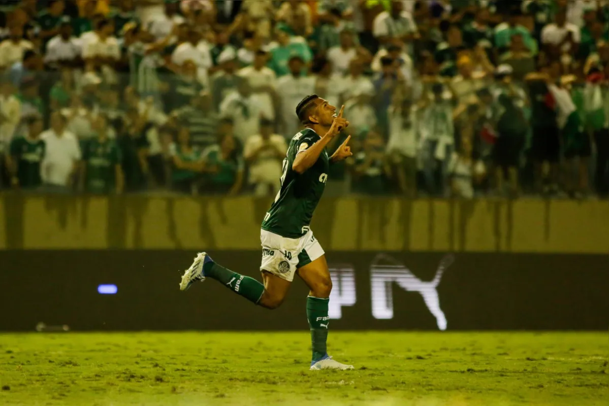 SÃO PAULO, SP, 23.04.2022 Â PALMEIRAS-CORINTHIANS: Rony, do Palmeiras, comemora seu gol - Partida entre Palmeiras e Corinthians, vÃ¡lida pela 3Âª rodada do Campeonato Brasileiro SÃ©rie A 2022, realizada no Allianz Parque, zona oeste de SÃ£o Paulo, na noite deste sÃ¡bado. (Foto: Matheus Tahan/W9 Press/Folhapress)